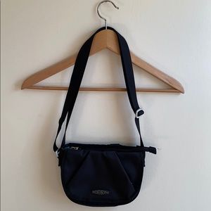 Keen crossbody